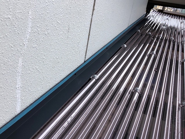 水切り板金を取り付け